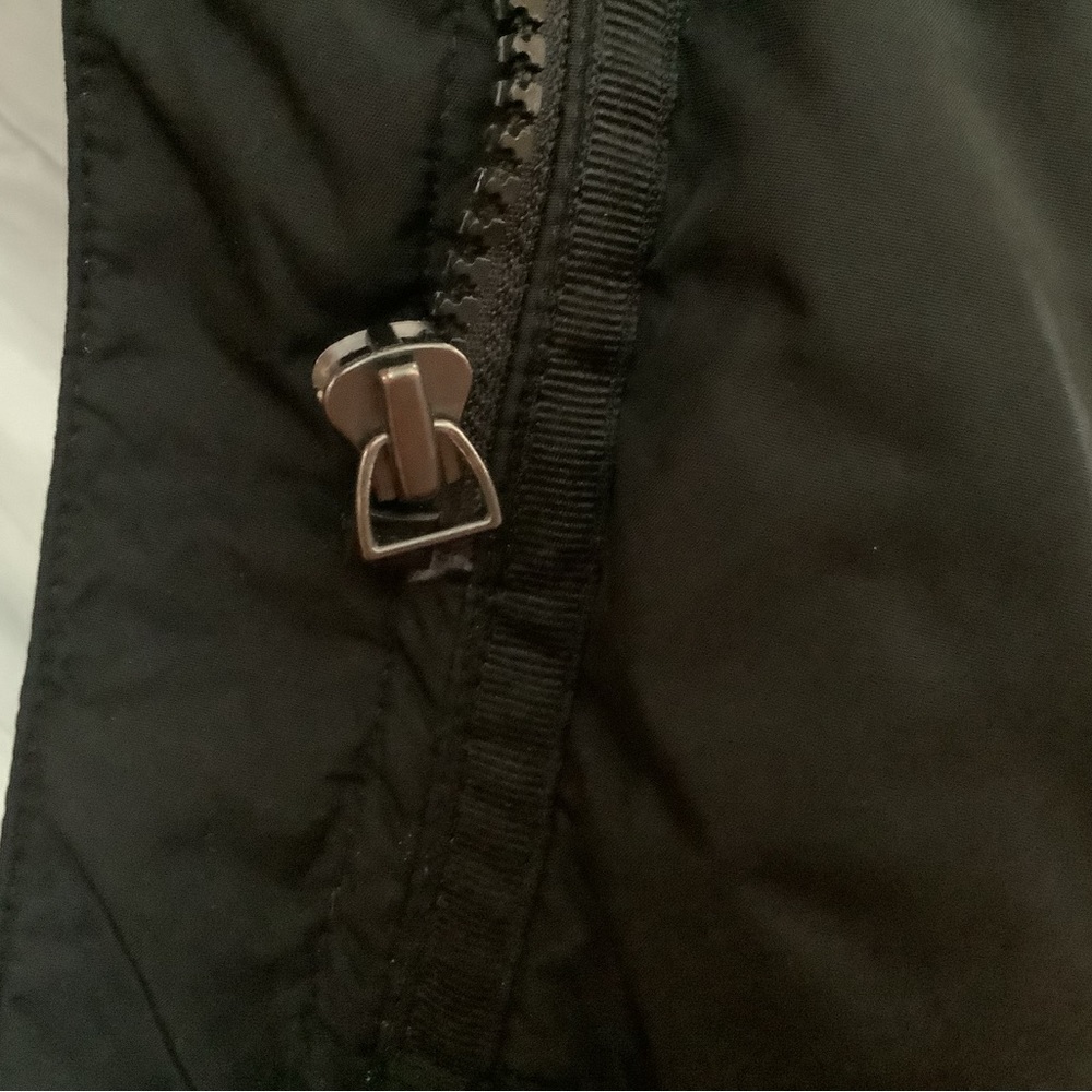 Calvin Klein women’s puffer coat, black. Size large - Picture 9 of 9